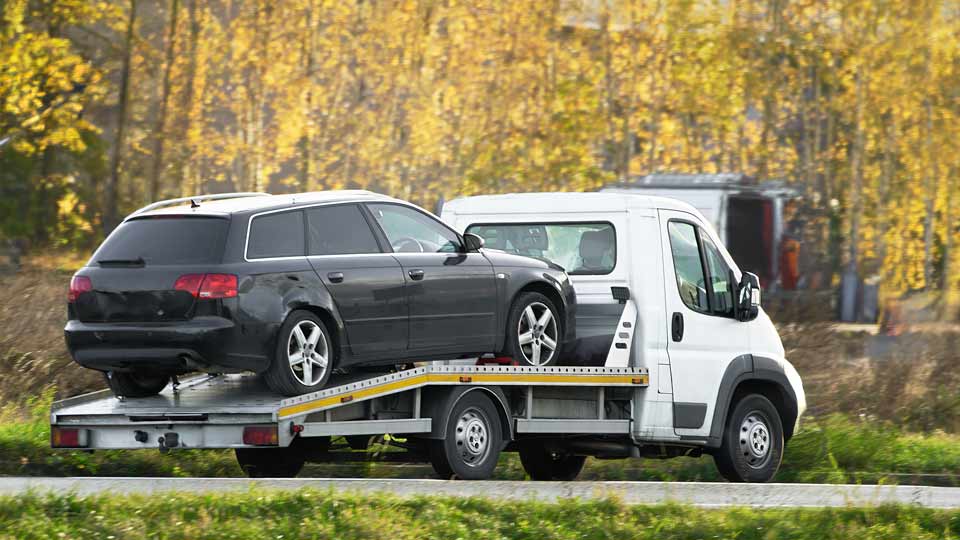 Ein Auto wird auf einem Abschleppwagen verladen und kostenlos bei Autoankauf Dortmund abgeholt 